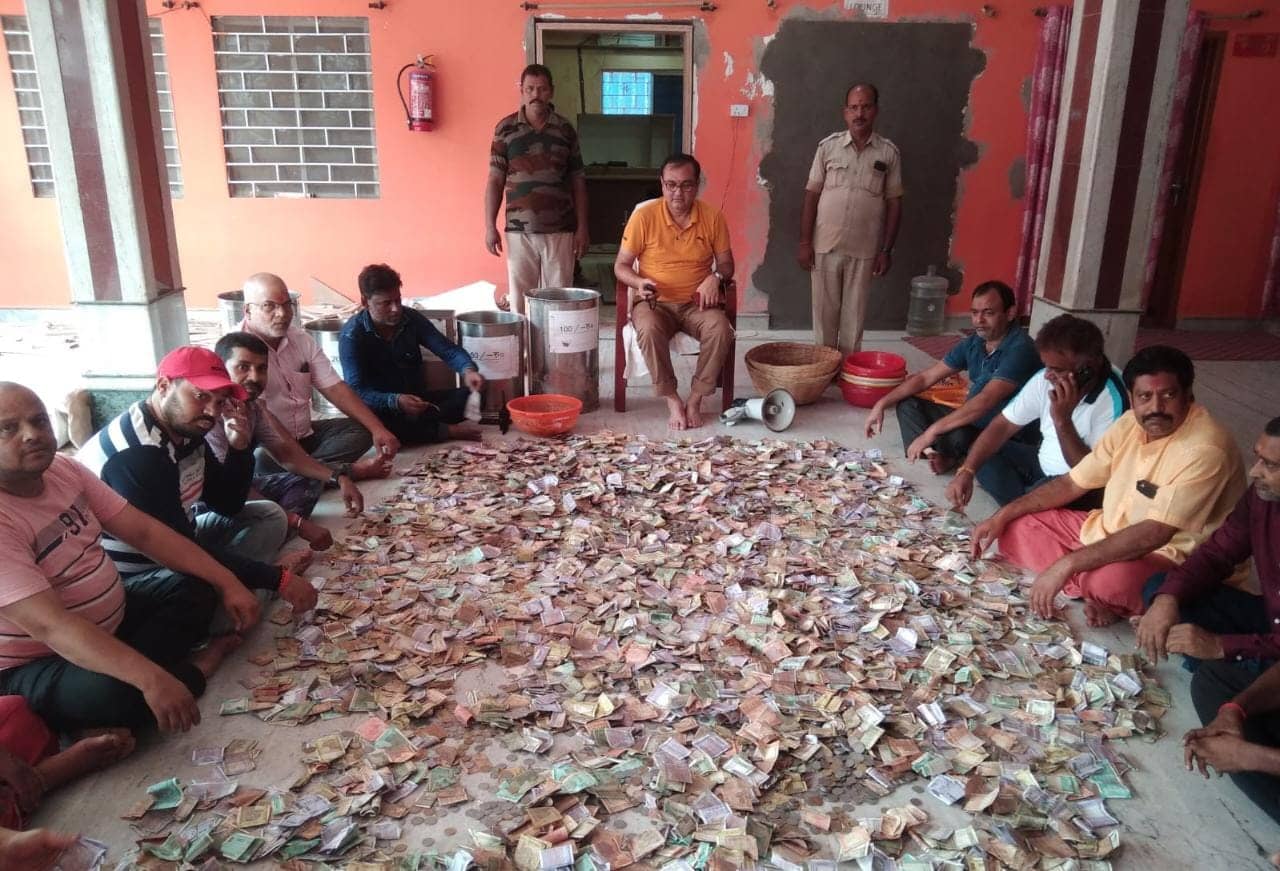 बाबा मंदिर में बढ़ रही है विदेशी श्रद्धालुओं की भीड़, विदेशी मुद्राओं में हो रहा इजाफा