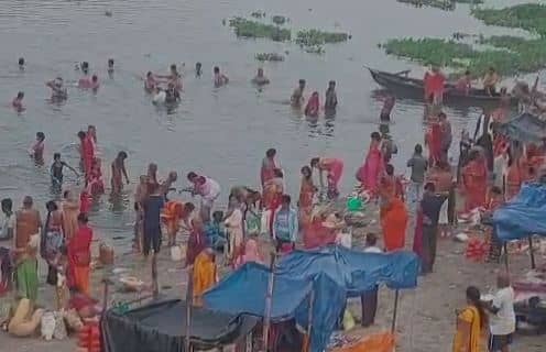 गुरु पूर्णिमा आज, गंगा घाटों पर उमड़ी श्रद्धालुओं की भीड़, जानें पुजारियों ने क्या बताया महत्व