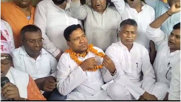 शिक्षक नियुक्ति का विरोध कर रहे अभ्यर्थियों को मिला पूर्व मंत्री संतोष सुमन का साथ, कार्यकर्ताओं के साथ अनिश्चितकालीन धरना पर बैठे