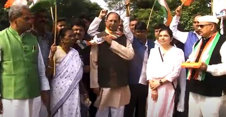 हींग लगे न फिटकरी, रंग हुआ इनका चोखा, बीजेपी-किसान की लड़ाई, यहां कांग्रेसियों के मुंह में मिठाई