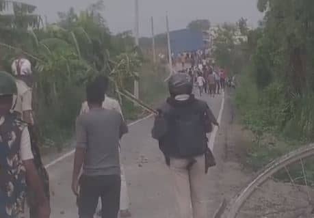 पुलिस और पब्लिक में बवाल, आक्रोशित लोगों ने पुलिस पर की पत्थरबाजी, जानें पूरा मामला