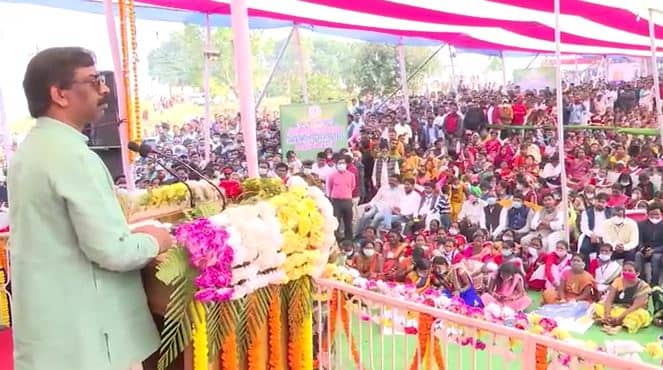 संथाली वेशभूषा में सपरिवार नजर आए सीएम हेमंत सोरेन, 51 किलो के फूलमाला से स्वागत