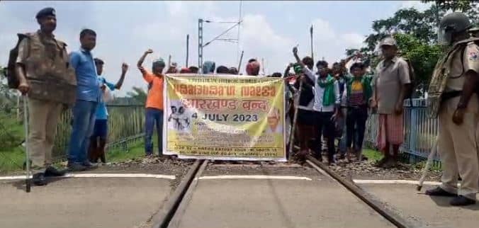 ओलचिकी हूल बैसी के झारखंड बंद का दुमका में व्यापक असर, बंद समर्थकों ने कहा मांग पूरी नहीं हुई तो करेंगे उग्र आंदोलन 