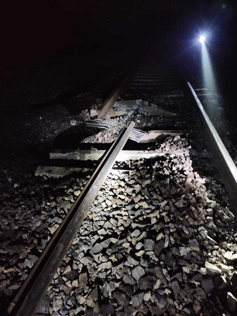 भाकपा माओवादियों ने टोरी लातेहार के बीच केन बम से रेल पटरी उड़ाया