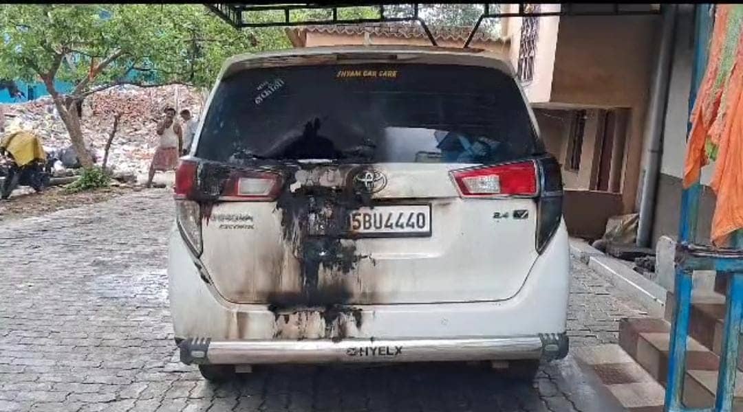 रघुवर दास के भांजे की कार में असमाजिक तत्वों ने लगाई आग,राजनीतिक षड्यंत्र की जताई जा रही आशंका