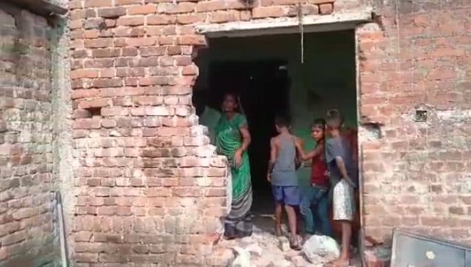 हाथियों ने घर से खदेड़ा, पक्का मकान भी नहीं झेल पा रहा हाथियों का उत्पात, जानिए कहां का है मामला