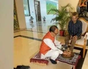 MP के मुख्यमंत्री शिवराज सिंह चौहान ने आदिवासी युवक के पैर धोए, माफी मांगी, जानिए भाजपा को क्या डर सता रहा