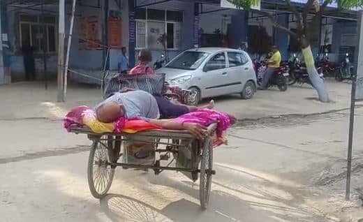 एंबुलेंस नहीं पहुंचा तो दरोगा जी को ठेले पर ले जाया गया अस्पताल, 2 घंटे तक दर्द से छटपटाता रहा दरोगा