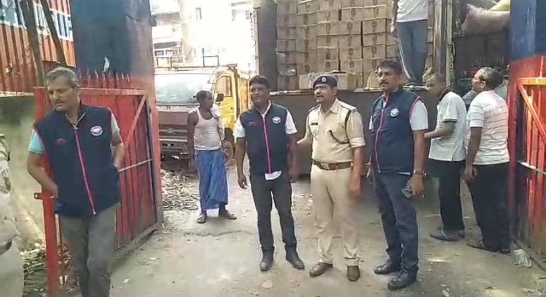 पटना में करोड़ों की विदेशी शराब बरामद, दो ड्राइवर गिरफ्तार