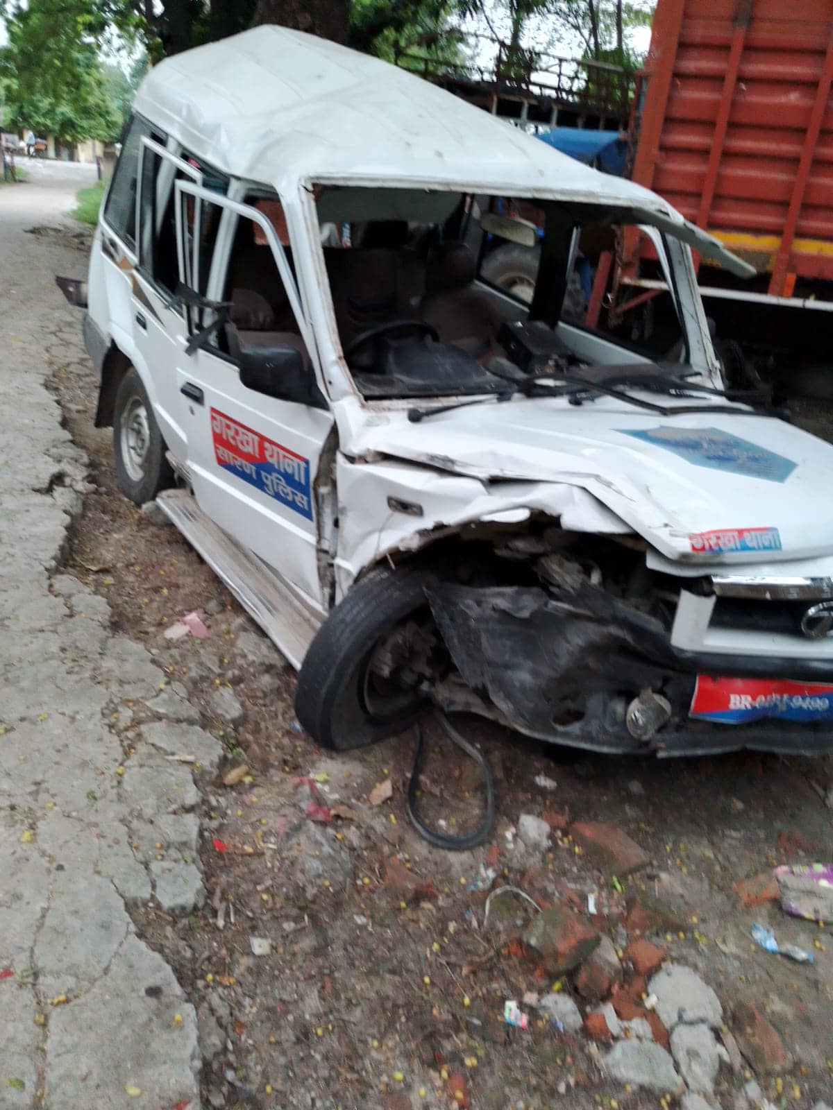 तेज रफ्तार ट्रक ने पुलिस गस्ती वाहन में मारी जोरदार टक्कर, 2 जवान घायल, एक की मौत