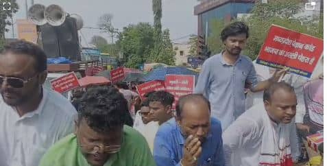 परवेश शुक्ला पेशाब कांड के बाद झारखंड में बवाल, भाजपा कार्यालय के सामने आदिवासी संगठनों का महाजुटान