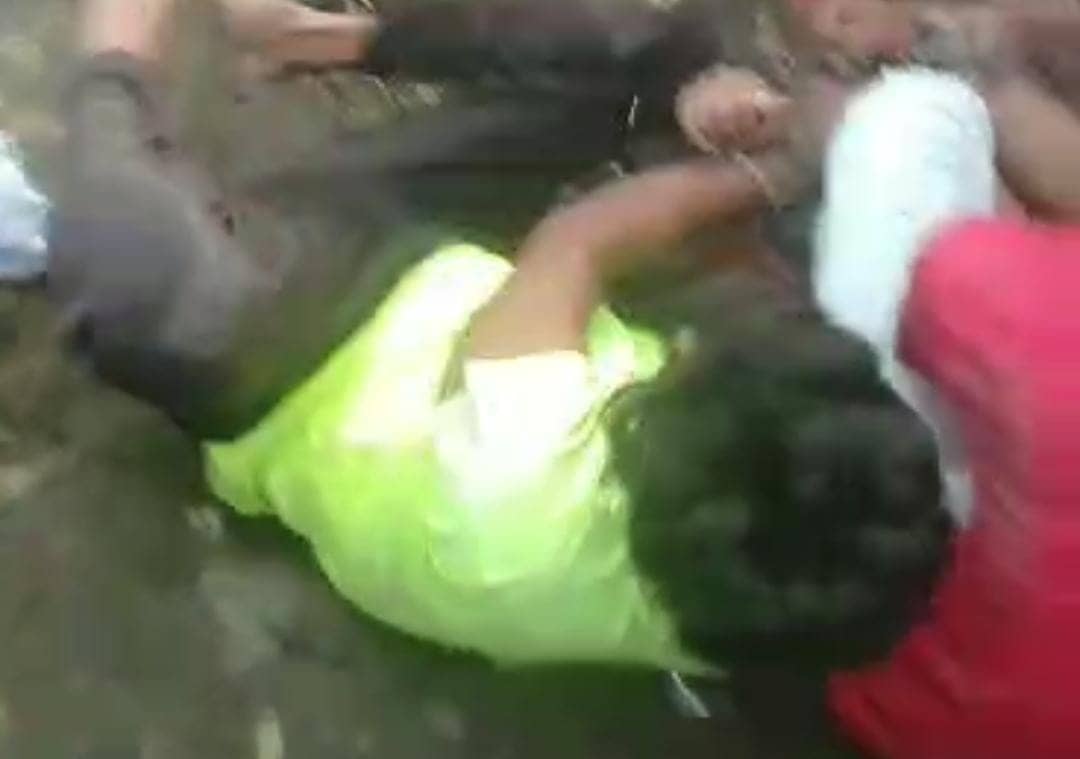 ग्रामीणों नो दो बाईक चोरों को रंगे हाथ पकड़ा, तो पीट-पीटकर किया ये हाल, देखें वीडियो