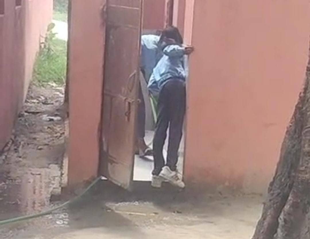 बिहार का ऐसा स्कूल जहां बच्चों से कराया जाता है टॉयलेट साफ, जानें वीडियो वायरल होने के बाद क्या हुआ   