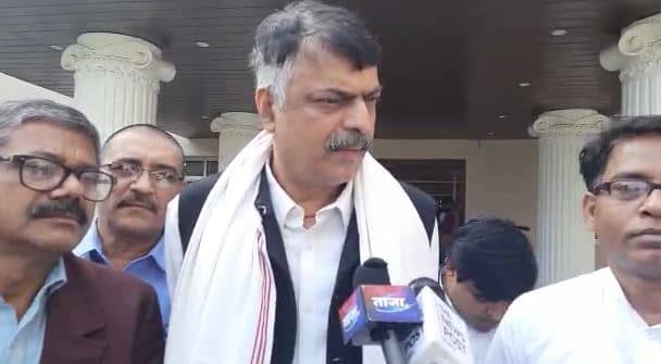 पेट्रोल-डीजल की कीमत घटाने पर बोली कांग्रेस, हमें रेवेन्यू की फिक्र है