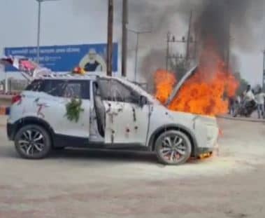 सजी-धजी गाड़ी में बैठा था दुल्हा,  अचानक धूं-धूं कर जलने लगी कार