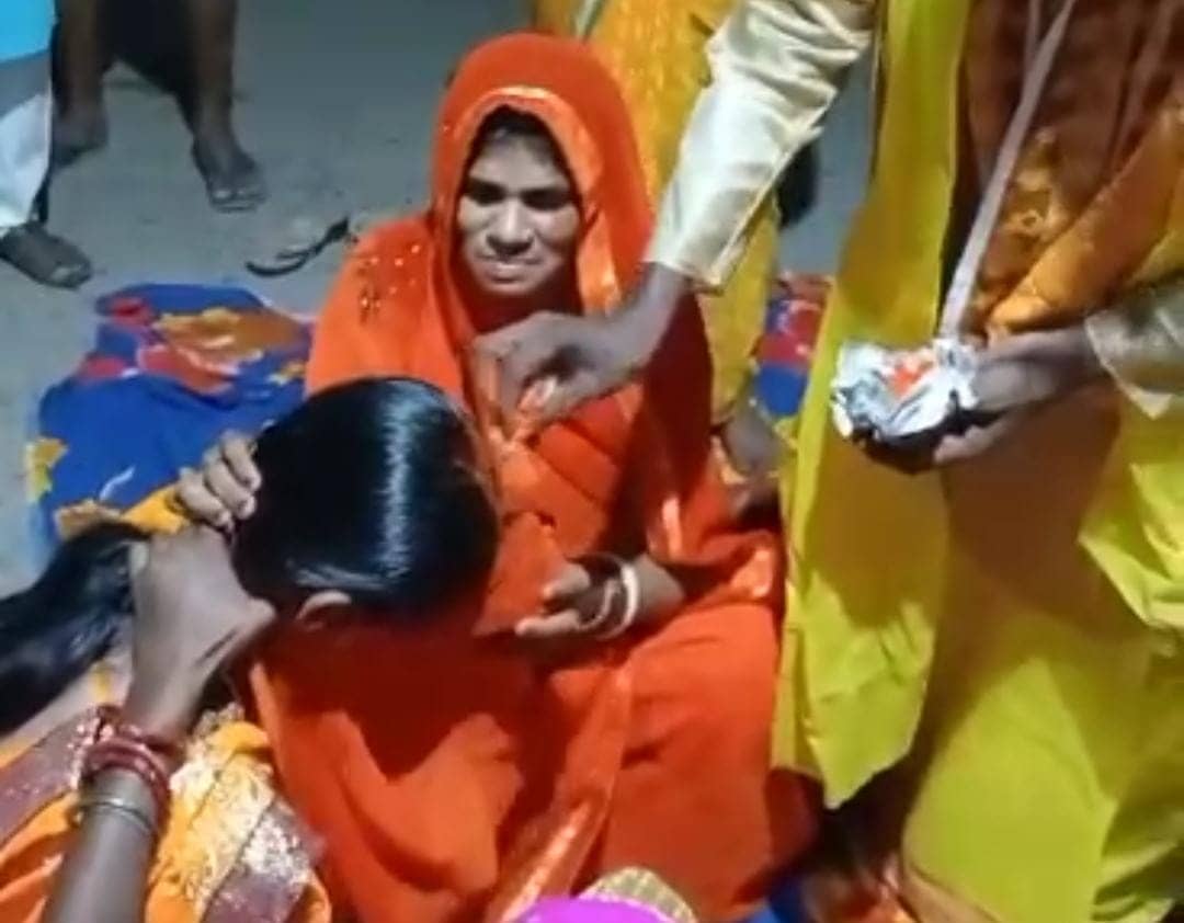 50 साल के बुजुर्ग ने भरी नाबालिग की मांग, माता-पिता ने कराई जबरन बेटी की शादी, वीडियो वायरल   