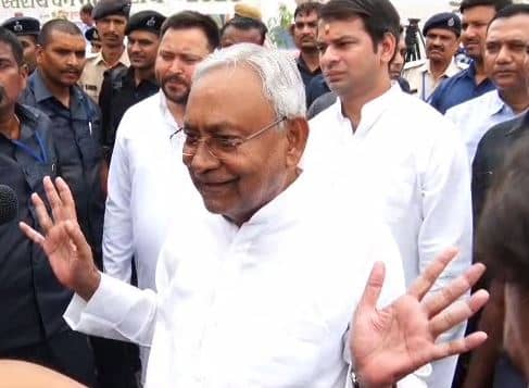 महागठबंधन में मचे घमासान के सवाल पर नीतीश का जवाब, कहा ‘आप लोग पर तो एके पर्टिया का कब्जे हो गया है.. छोड़िए’