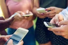 अब स्कूल में फोन ले जाना हुआ माना, क्लास में रील्स और वीडियो बनाने पर लगी रोक