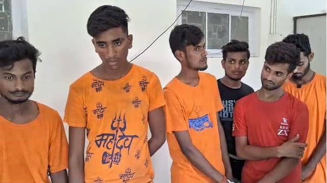 कांवरियों के वेश में चोरी करने वालें शातिर अपराधी पकड़ाए, पुलिस ने हथियार और रूपए किए बरामद