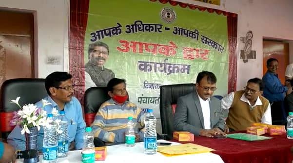 कैंप में दो घंटे देरी से पहुंचे साहब! कार्यक्रम के बीच में दीप जला कर किया उद्घाटन