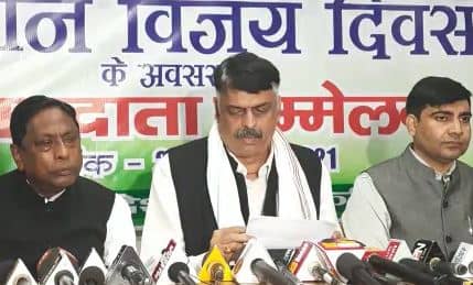 अपने सिर जीत का सेहरा बांध रहे कांग्रेसी, कहा हमारे आन्दोलन पर पीएम ने टेका घुटना