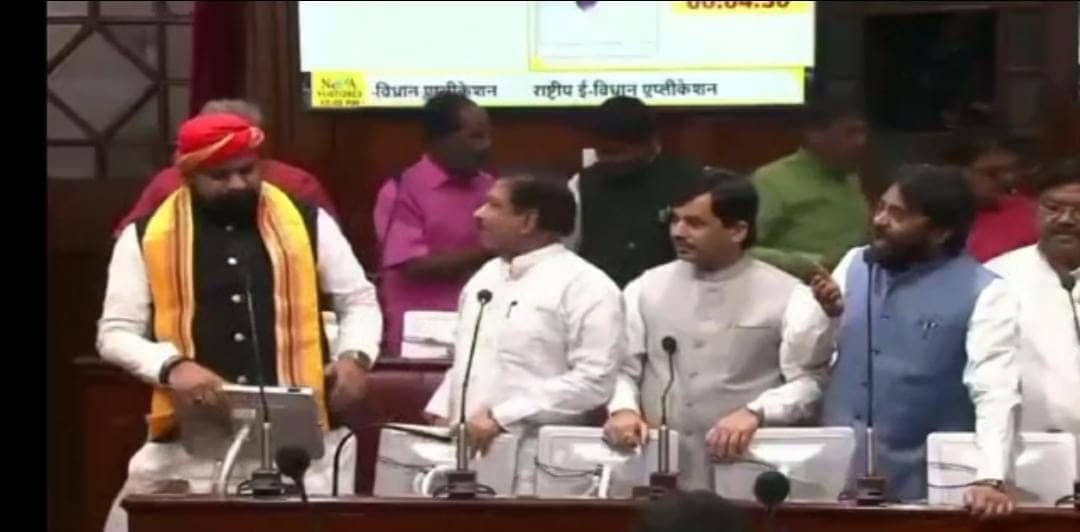 मॉनसून सत्र के दूसरे दिन बिहार विधानसभा में हंगामा, शिक्षक नियुक्ति के मुद्दे पर वेल में आए बीजेपी विधायक   