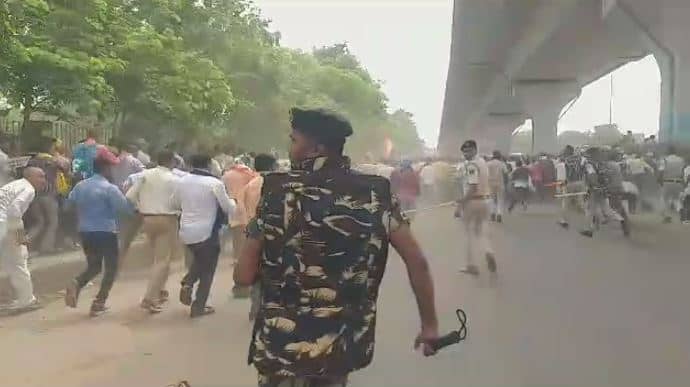 पटना: विधानसभा का घेराव करने पहुंचे किसान सलाहकारों पर पुलिस ने किया लाठी चार्ज, जानिए क्या है इनकी मांग 