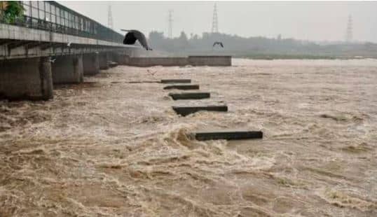 पहाड़ी राज्यों में भारी बारिश के चलते उफान पर यमुना नदी, दिल्ली में लगी धारा 144 लागू , मुख्यमंत्री केजरीवाल ने बुलाई आपात बैठक