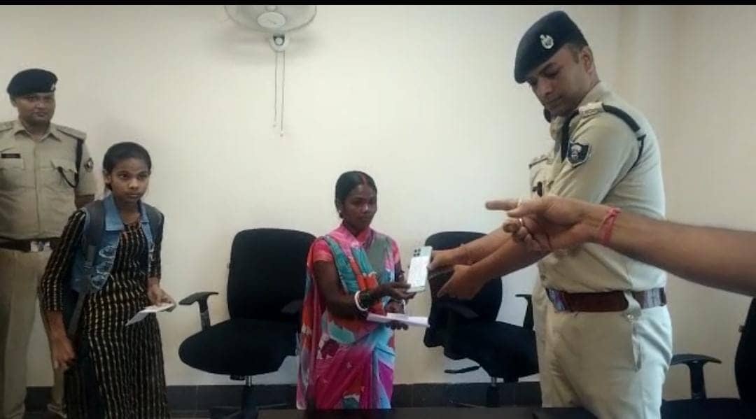 ऑपरेशन मुस्कान के तहत लौटी 41 लोगों की मुस्कान, जानें कैसे पुलिस ने बरामद की चोरी का मोबाइल