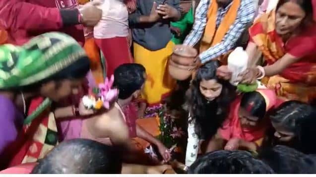 बासुकीनाथ में किसानों ने फौजदारी बाबा को नए धान का चूड़ा और दही का चढ़ाया प्रसाद