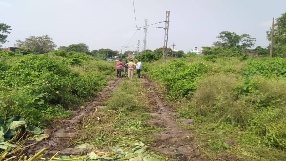 रेलवे ट्रैक को 57 टुकड़ों में काट कर ले जाने की प्लैनिंग में थे चोर, स्थानीय लोगों की नजर पड़ते ही हुए फरार