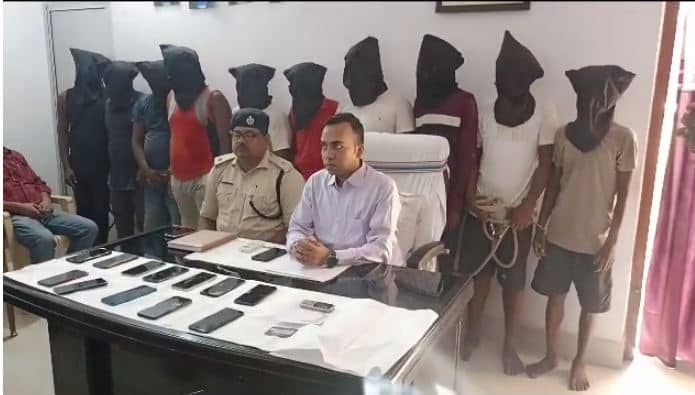 देश भर में 72 क्राइम लिंक से ठगी करने वाला 10 डिजिटल नटवरलाल गिरफ्तार, मोबाइल,फर्जी सिम और एटीएम बरामद