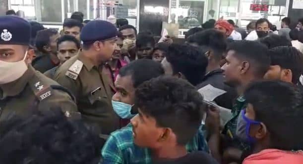 अल्लेप्पी एक्सप्रेस  के रद्द होने पर रेल यात्रियों का धनबाद स्टेशन पर हंगामा, भारी संख्या में रेलवे पुलिस बल तैनात