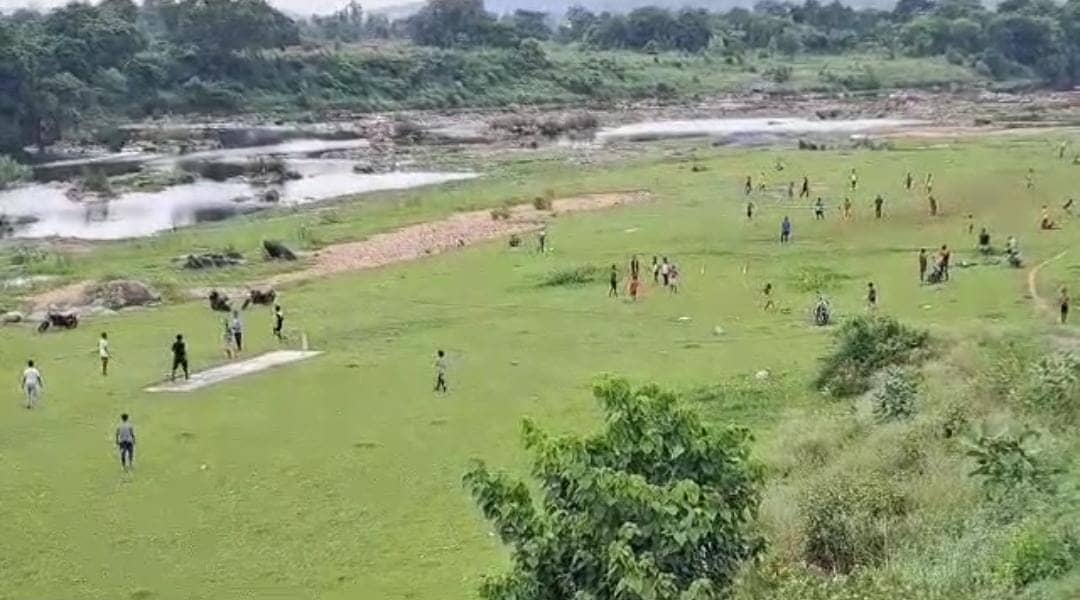 कम बारिश से सूखी स्वर्णरेखा और खरकाई, जानें कैसे खेल के मैदान में हुई तब्दील   