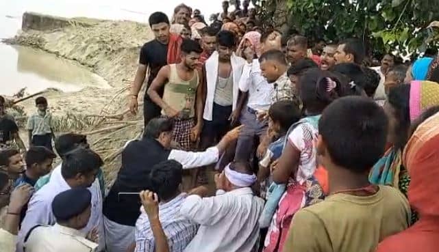बेगूसराय: बाढ़ की स्थिति का जायजा लेने पहुंचे राज्य सभा सांसद राकेश सिन्हा, लोगों ने हाय हाय मुर्दाबाद के लगाए नारे
