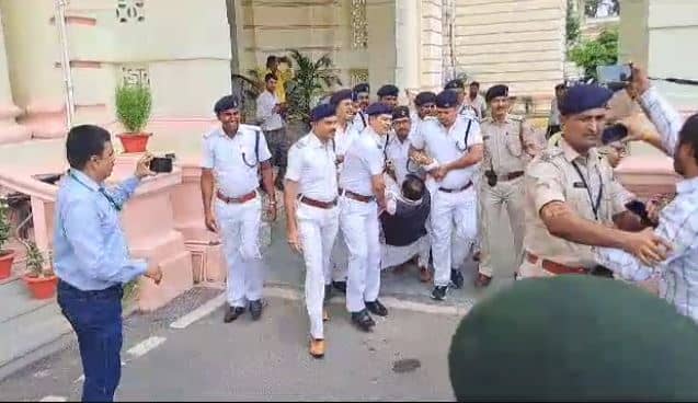 विधानसभा में हंगामा कर रहे बीजेपी विधायक संजय सिंह को किया मार्शल आउट, जानिए विधायक ने क्या लगाया आरोप 