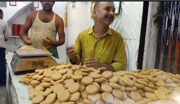 श्रावणी मेला में पेड़े की बिक्री जोरों पर, हजारों पेड़े के दुकान से सजा देवघर 