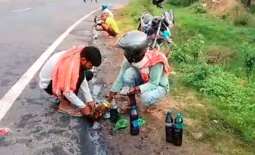 रामगढ़ में टैंकर दुर्घटनाग्रस्त, सड़क पर पानी की तरह बहा डीजल, देखें कैसे लूटने की मची होड़