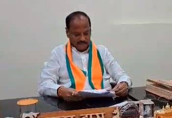 सरकारें आती-जाती रहेंगी, लेकिन विकास की गाड़ी नहीं रुकनी चाहिए, जानें रघुवर दास ने सीएम से ऐसा क्यों कहा   