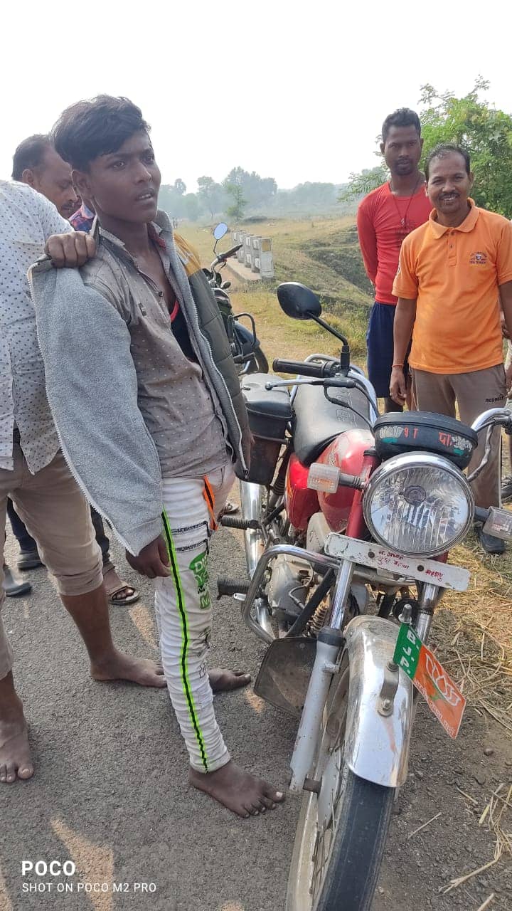 बाइक चोरी करते युवक को ग्रामीणों ने पकड़ा,  पुलिस के हवाले   