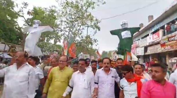 छपरा : विजय कुमार सिंह की मौत पर भड़के बीजेपी कार्यकर्ता, पुतला दहन कर चाचा भतीजा से इस्तीफे की मांग  