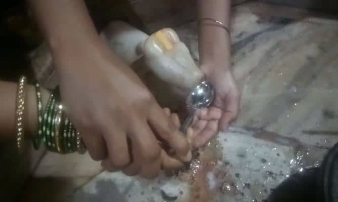 शिव भगवान के साथ साथ नंदी, गणेश, पार्वती सभी पी रहे हैं दूध और पानी, लोगों की उमड़ी भीड़