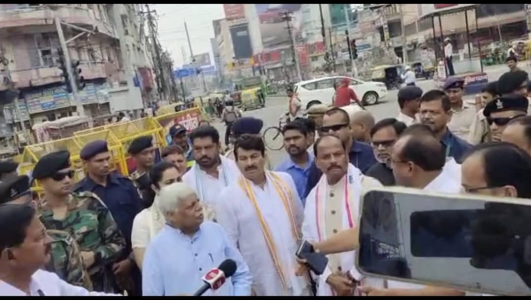 पुलिस लाठीचार्ज में घायल कार्यकर्ताओं से मिलने पहुंचे रघुवर दास और सांसद मनोज तिवारी, जदयू पर लगाया इल्जाम