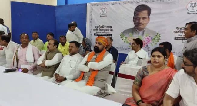 विजय कुमार सिंह के घर पहुंचे सम्राट चौधरी, श्रद्धांजलि देकर परिजनों को सौंपा 15 लाख का चेक