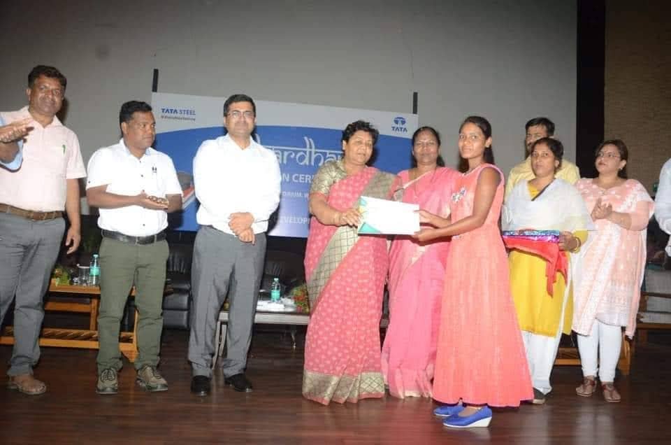 12 वीं पास कर आदिम जनजाति समुदाय में रोल माॅडल बन गई रश्मि बिरहोर