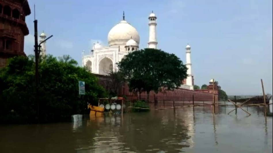 ताजमहल के दीवार तक पहुंचा यमुना का पानी, यमुना किनारे बनी 28 कॉलोनियों में बढ़ा का खतरा