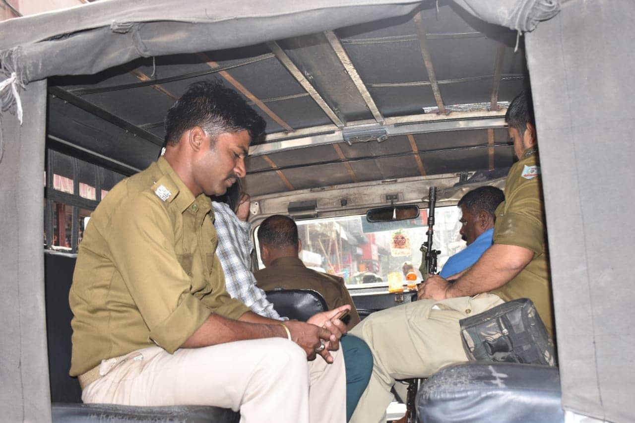 BIG BREAKING: सेक्स रैकेट के संदेह में पुराना बाजार के होटल में पुलिस का छापा, चार धराए