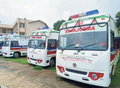 ये कैसा सिस्टम है? उदघाटन के बाद भी सड़कों पर नहीं दौड़ रही 206 एंबुलेंस, एनएचएम परिसर में फांक रही धूल