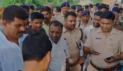 पुलिस और ग्रामीणों की झड़प में आधा दर्जन जवान जख्मी, पिटाई देख जान बचाकर भागी पुलिस, जानें क्यों बढ़ा विवाद