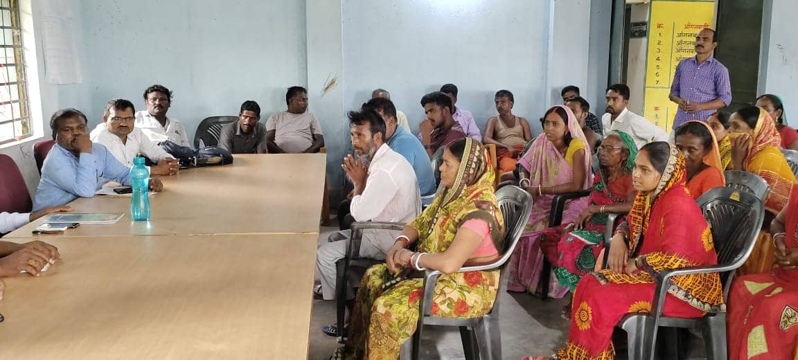 धनबाद के महुदा में गांव वालो ने अधिकारियों को ही बना लिया बंधक ,जानिए फिर क्या हुआ 